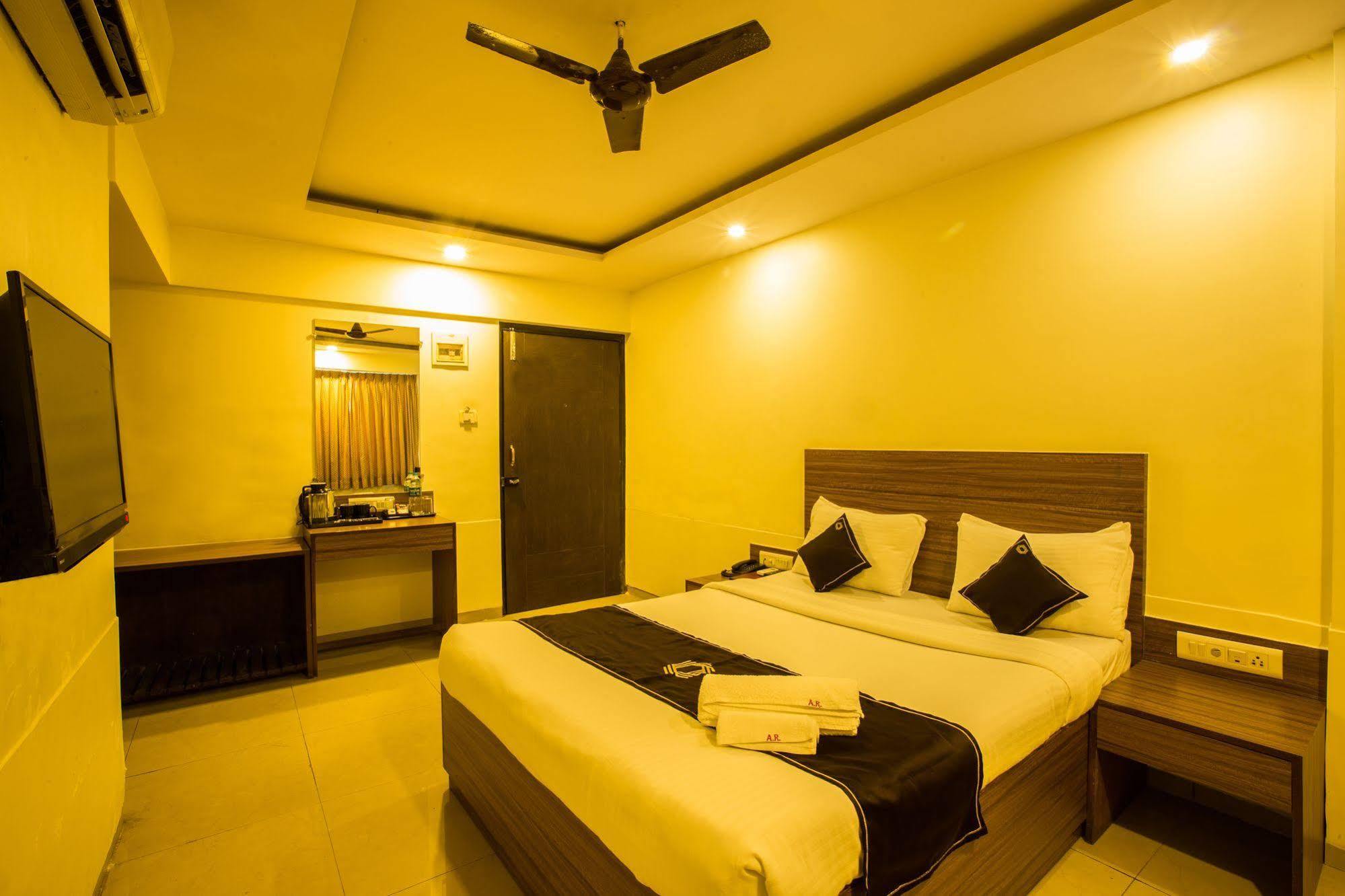 Hotel Ace Residency Bombay Esterno foto